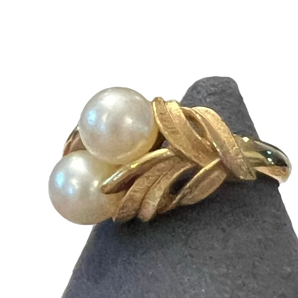 AVON Matte Textured Gold Tone‎ 2 Faux Pearl Ring Vintage Size 4.25-5.25 Classic